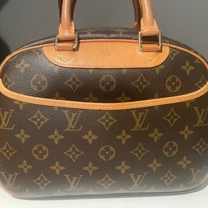 🍑 Louis Vuitton